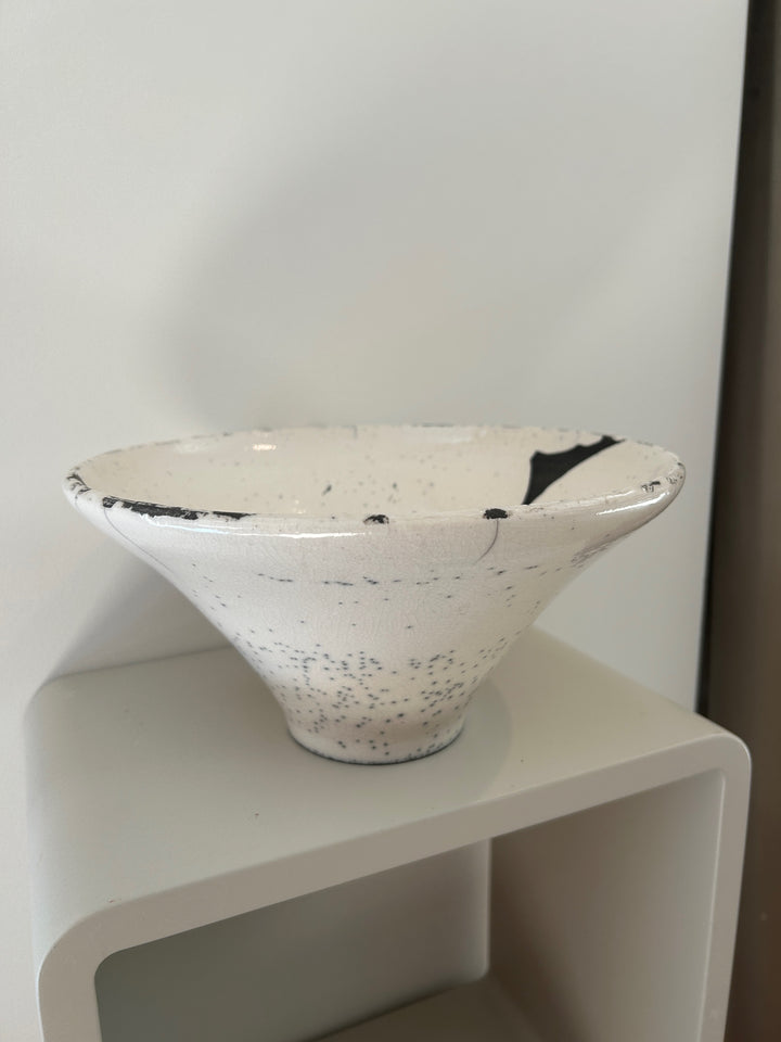 Handgemaakte keramische Schaal – wit & zwart – gesigneerd en gedateerd 2004 – 25 x 25 x 12,5 cm