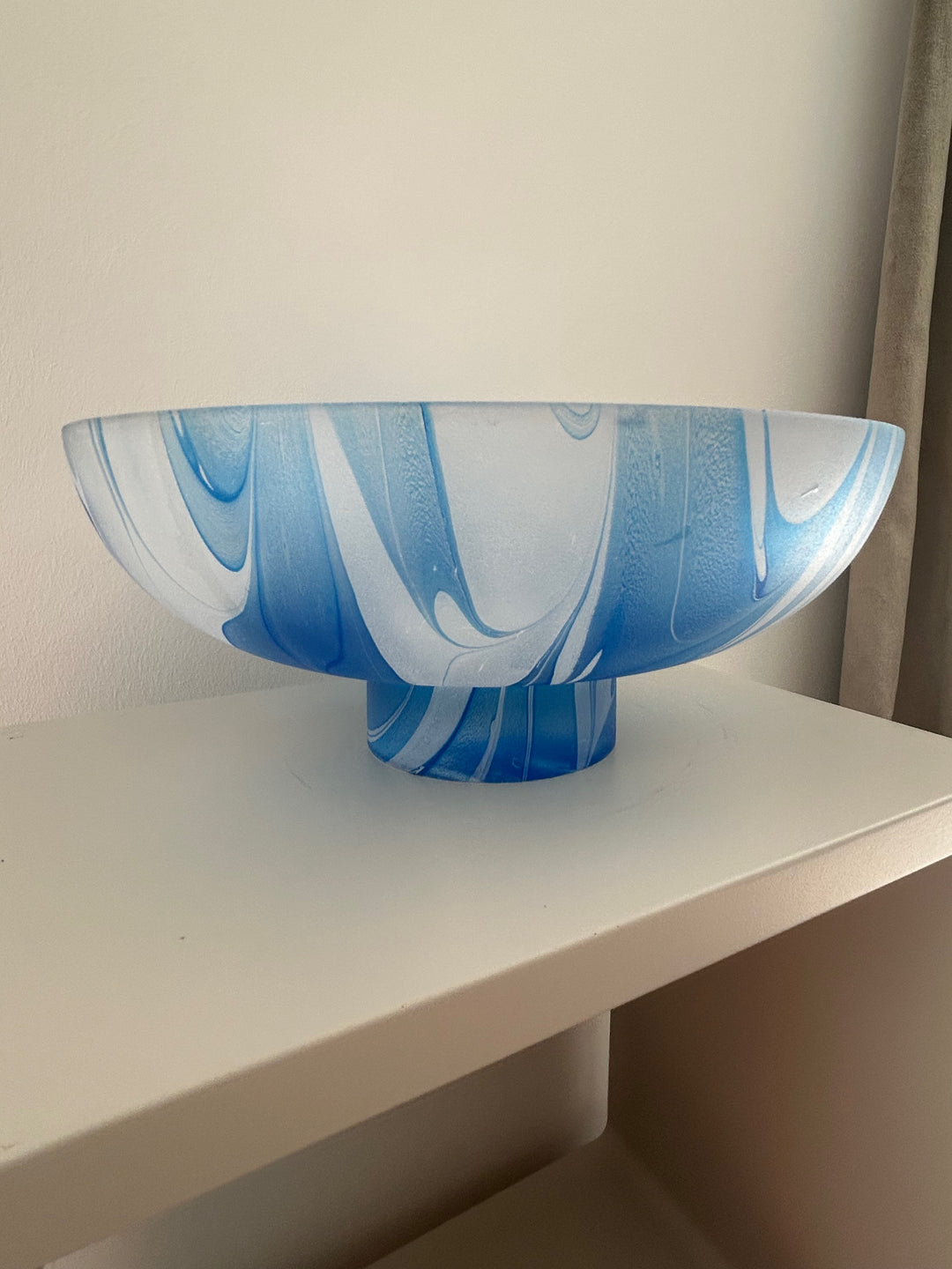 Glazen coupe in blauw-wit – een stille draaikolk van vorm en licht -  23 x 23 x 9 cm