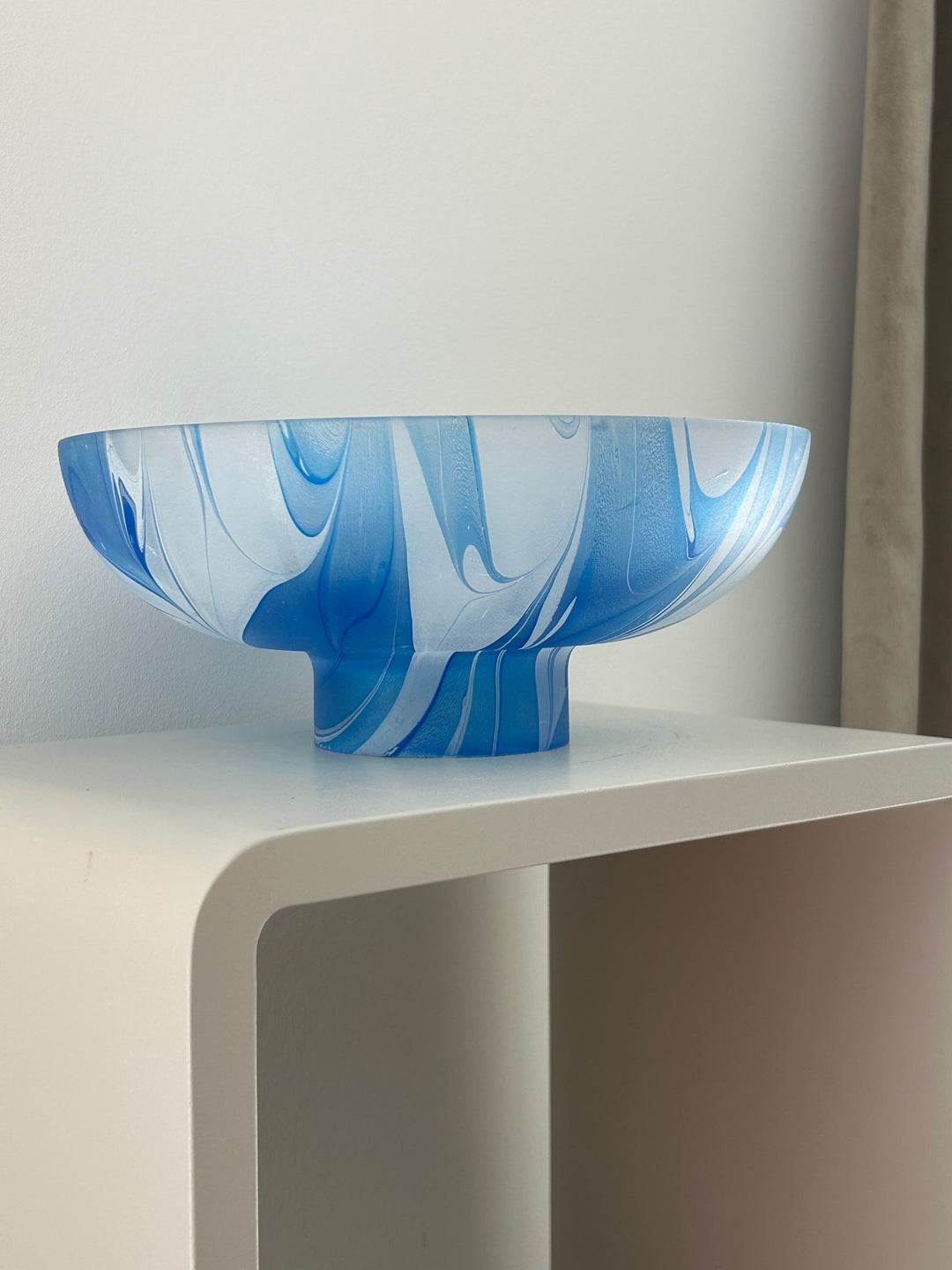 Glazen coupe in blauw-wit – een stille draaikolk van vorm en licht -  23 x 23 x 9 cm