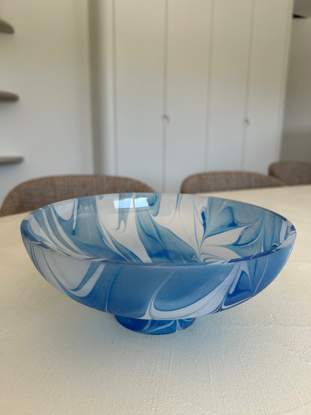 Glazen coupe in blauw-wit – een stille draaikolk van vorm en licht -  23 x 23 x 9 cm