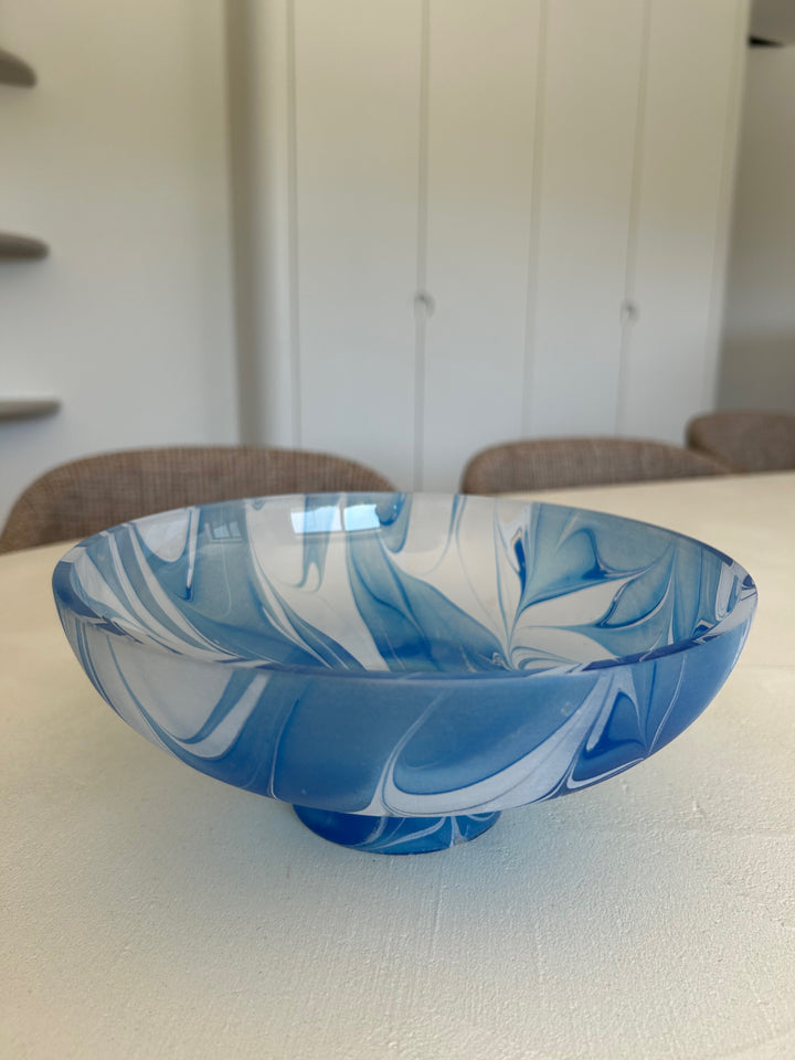 Glazen coupe in blauw-wit – een stille draaikolk van vorm en licht -  23 x 23 x 9 cm