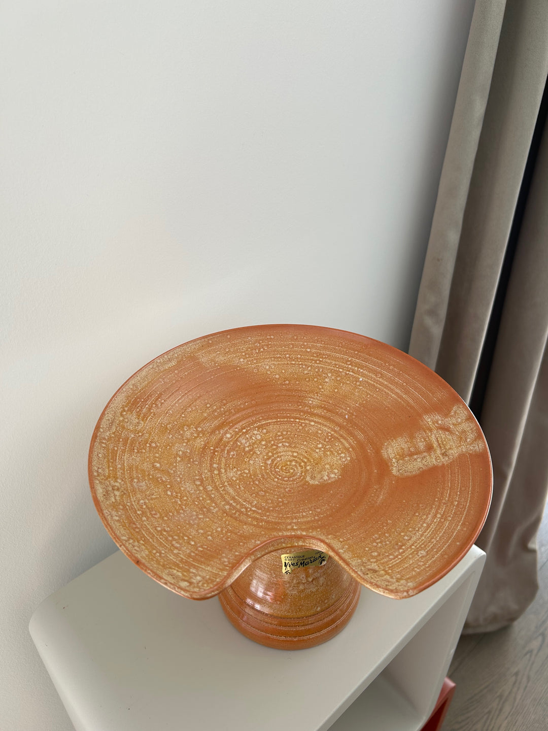 Keramische Tazza “Yves Marian” – Warm Oranje Sculptuur / 23,8 x 23,8 x 15,5 cm