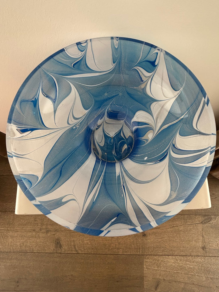 Glazen coupe in blauw-wit – een stille draaikolk van vorm en licht -  23 x 23 x 9 cm