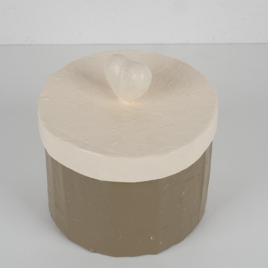 Handgemaakt dekselpotje in papier-maché met hart – Beige & Greige – Sociale creatie
