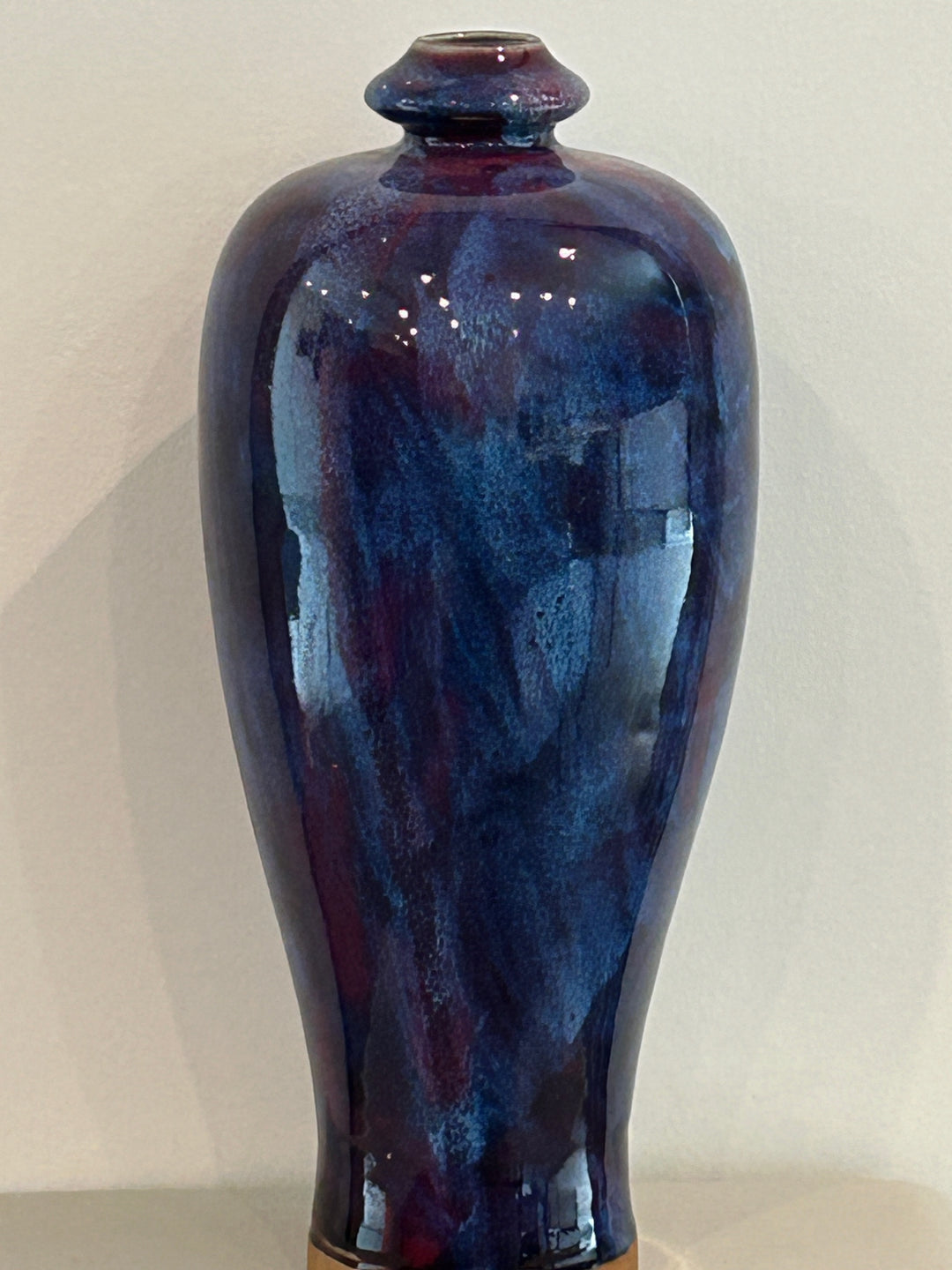 Grote handgemaakte keramische vaas in diepblauw & aubergine – 14 x 14 x 35 cm