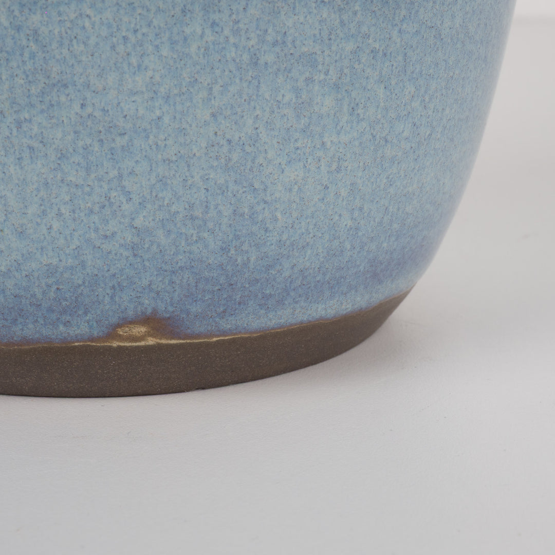 Keramisch geglazuurd vaasje in lichtblauw – gestempeld M – 17,5 cm