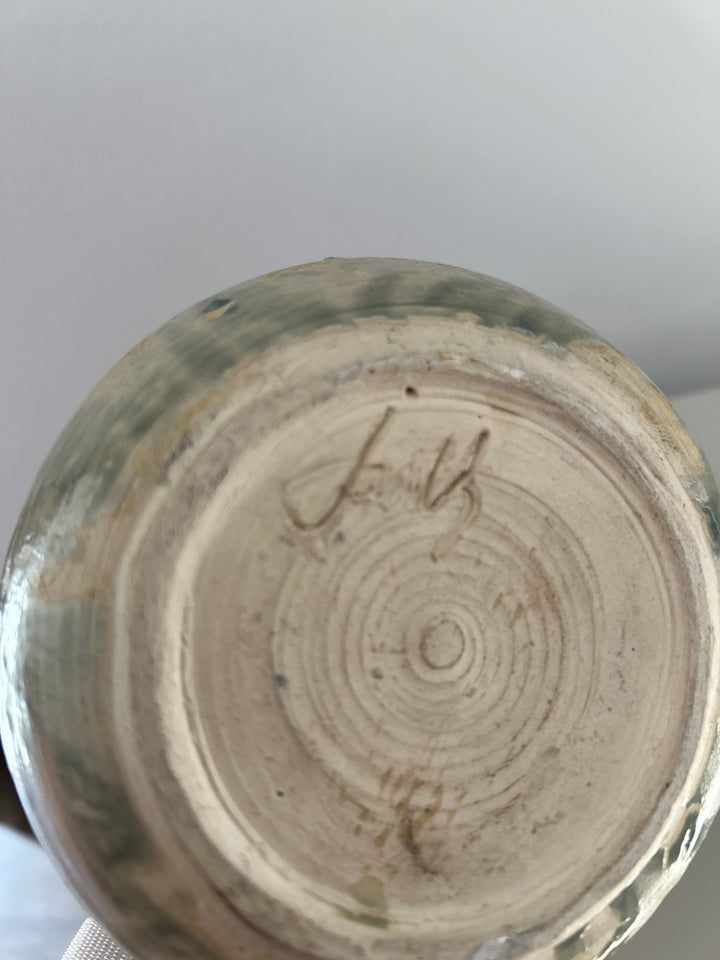 Fluistering in Greige – Handgemaakt Keramisch Vaasje met Zachte Groene Wolking / 12 x 12 x 19 cm