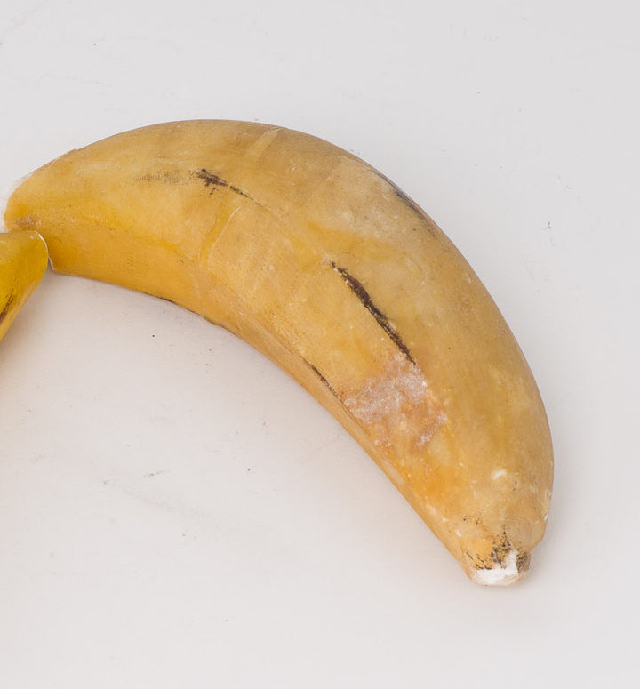 Decoratieve banaan in steen – speels natuurstenen object – 13 x 4 x 4 cm