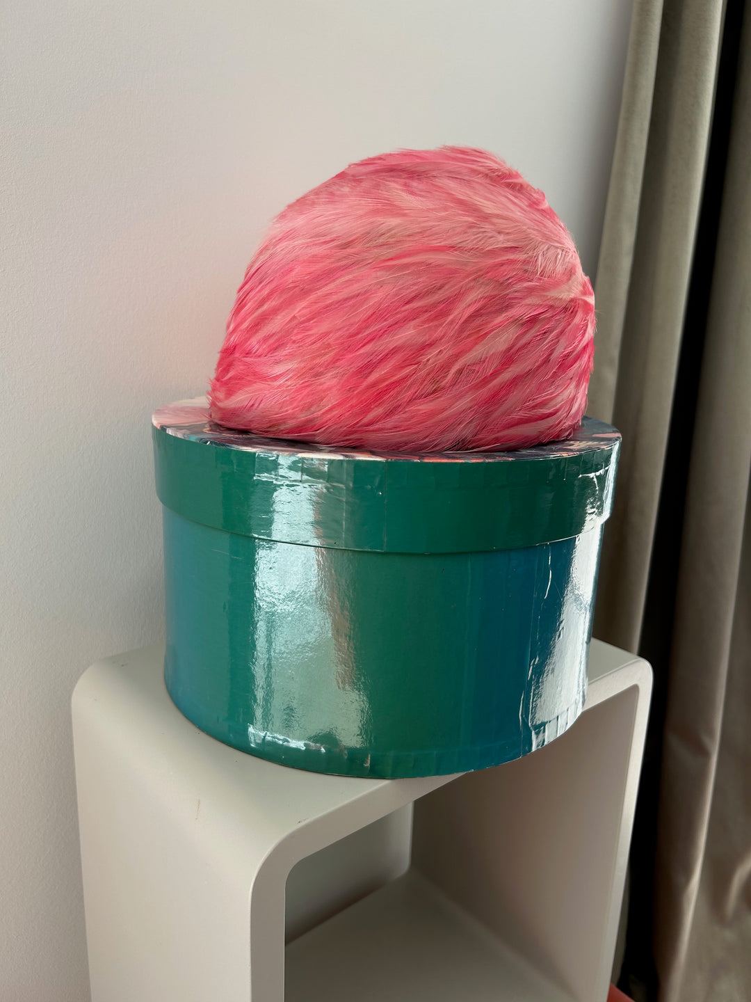 Vintage hoed met roze pluimen – een zacht statement / 23 x 19 x 16 cm