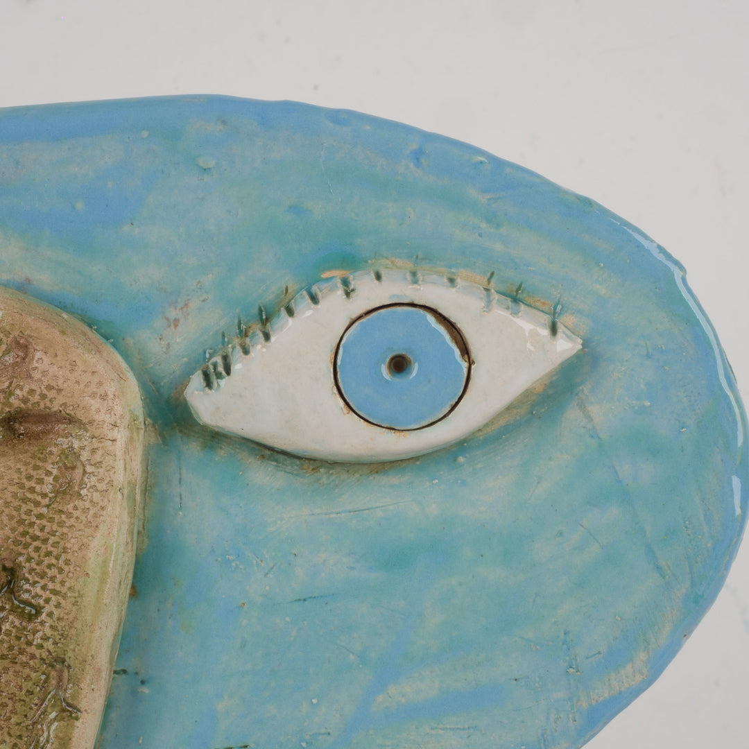 Ludiek geometrisch keramisch beeld – Gezichten in lichtblauw en groentinten