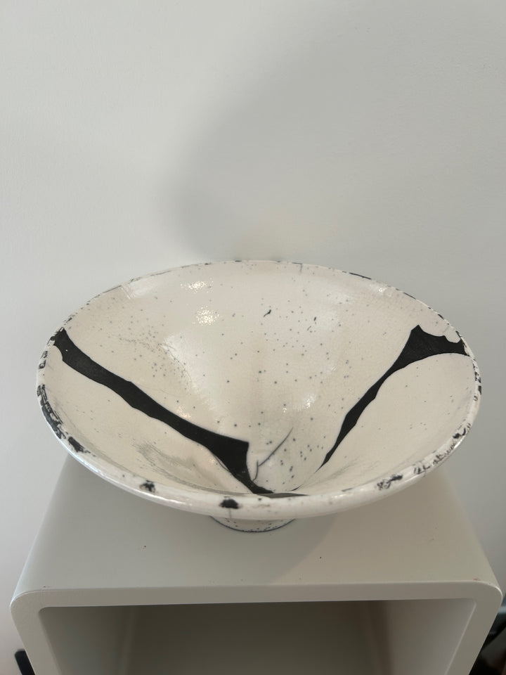 Handgemaakte keramische Schaal – wit & zwart – gesigneerd en gedateerd 2004 – 25 x 25 x 12,5 cm