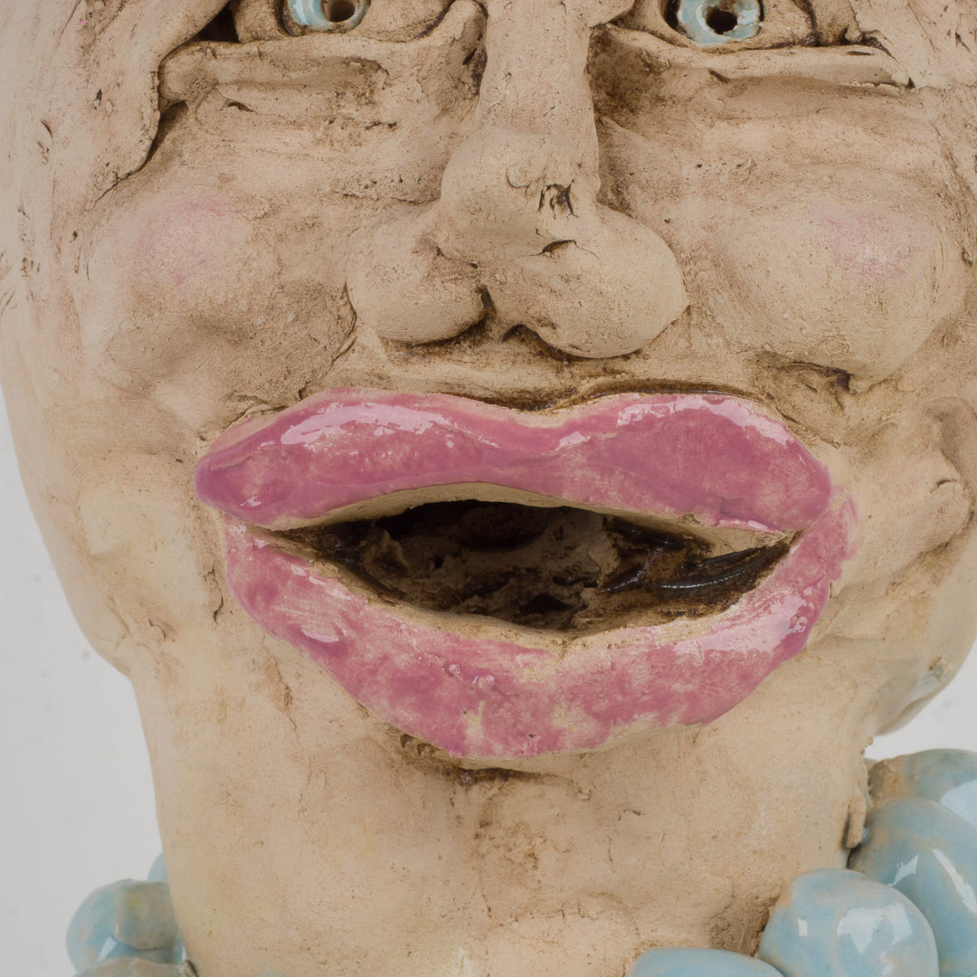 Handgemaakt beeld van een vrouw – lichtgroen geglazuurd, met sociaal engagement