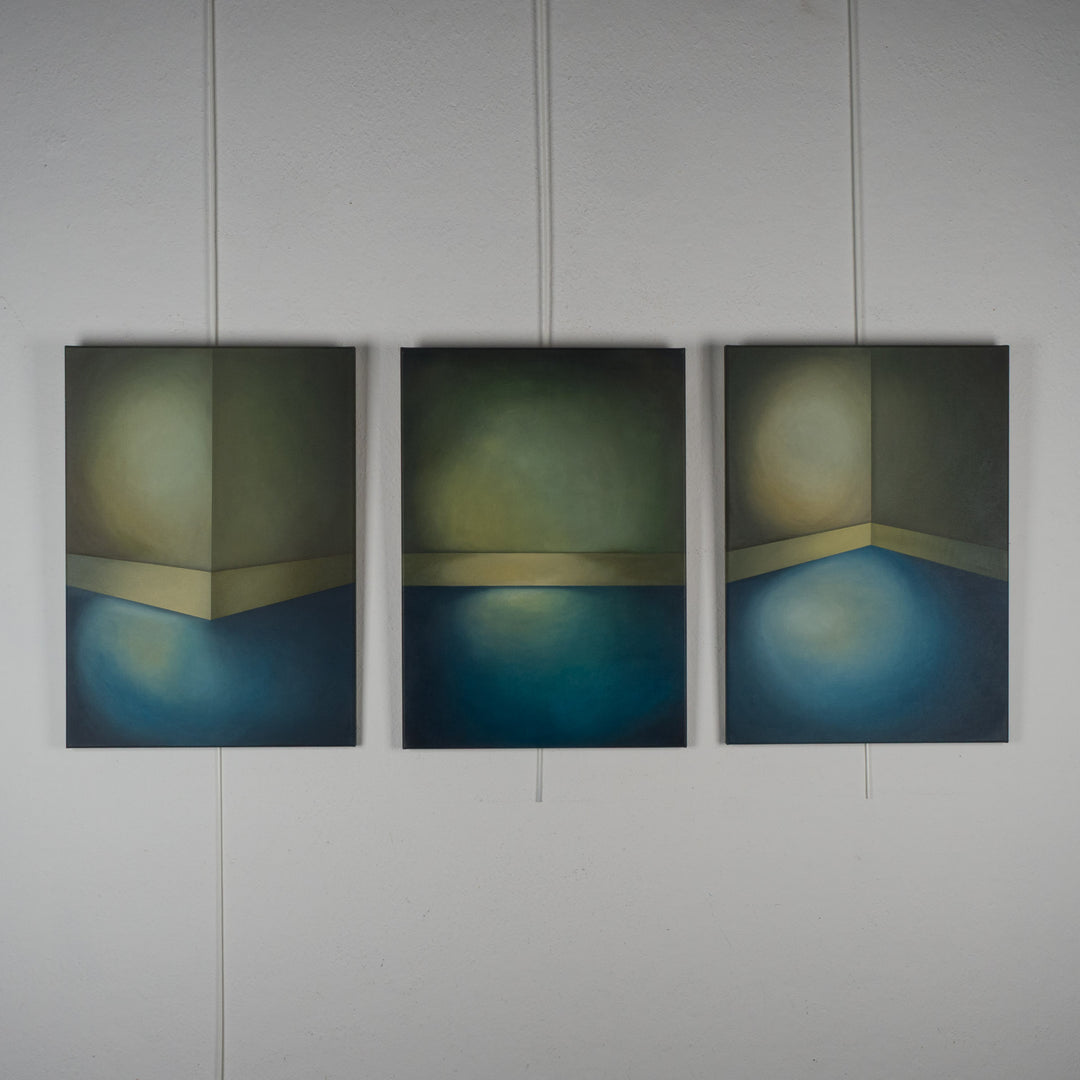 Schilderij drieluik 'Drie keer stilte – een harmonie van licht, kleur en ruimte' door Monique Coppieters