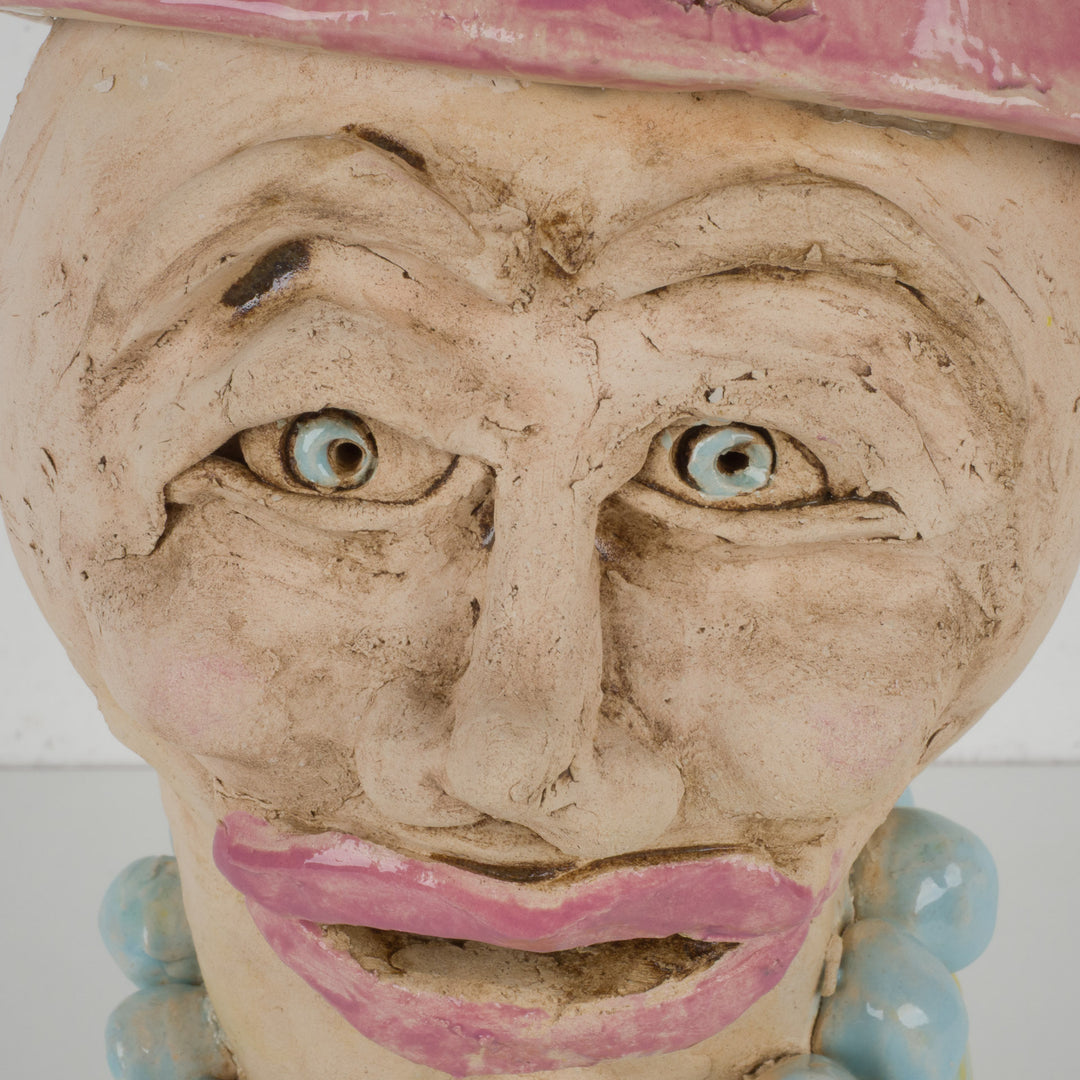 Handgemaakt beeld van een vrouw – lichtgroen geglazuurd, met sociaal engagement