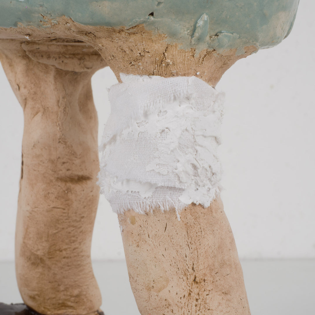 Handgemaakt keramieken beeld – Zieke man met verband