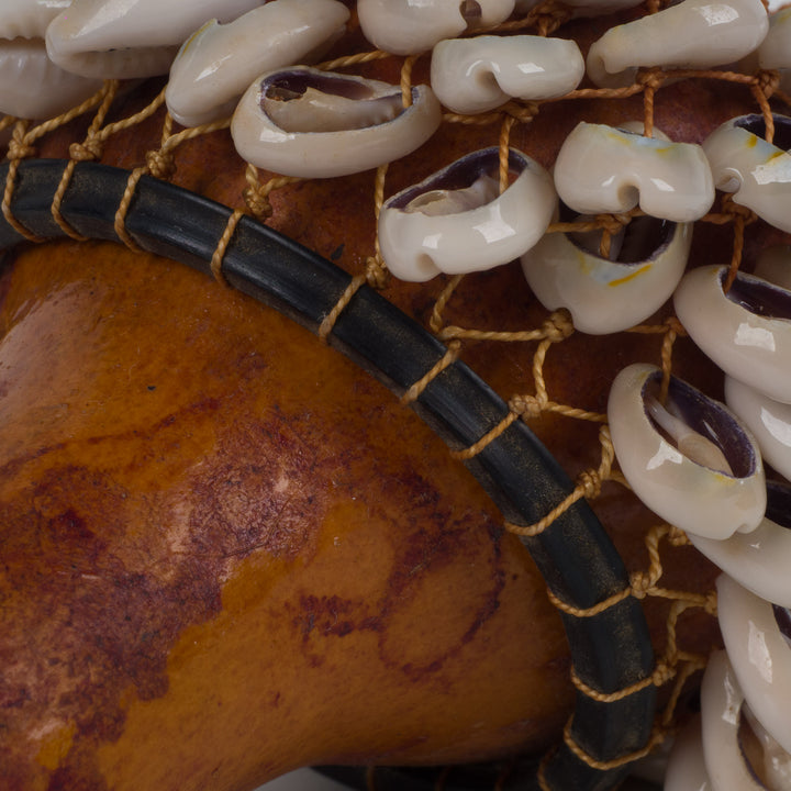 Authentiek schelpenobject op kalebas – Mogelijk traditionele rammelaar – 16,5 x 16,5 x 11,5 cm