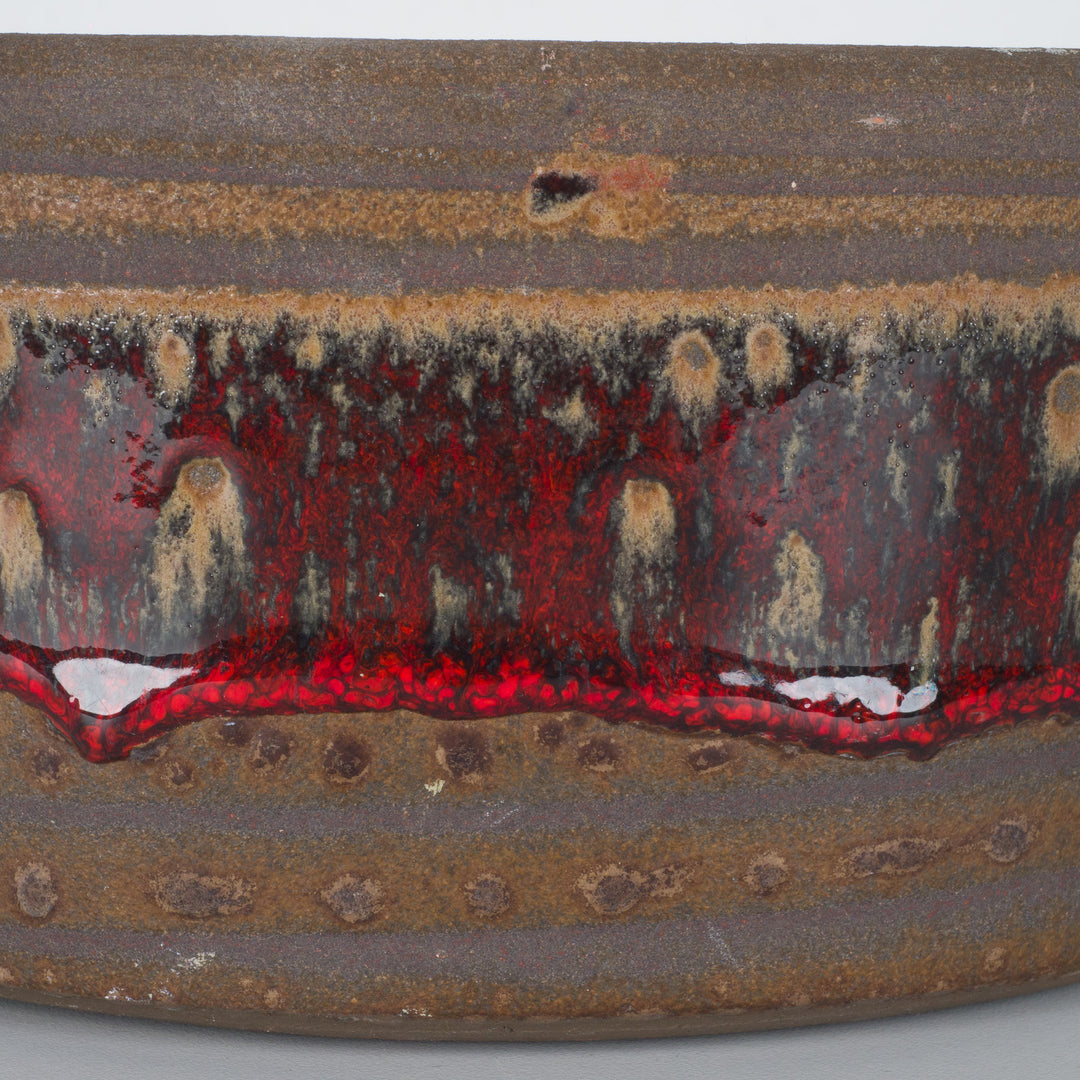 Bruine keramische Fat Lava vintage schaal met rood glazuur – 20x20x8,5 cm