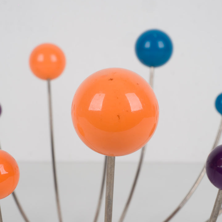 Vintage fruitmand in draadstaal met kleurrijke bollen – mid-century design – 36,5 x 36,5 x 15 cm