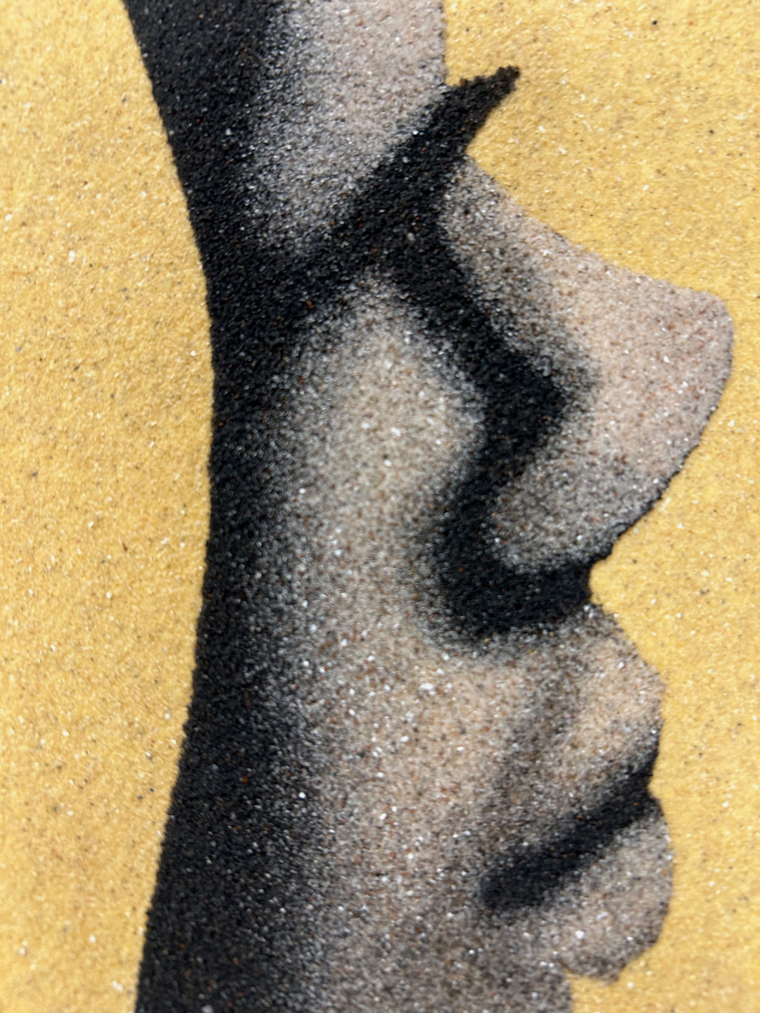 Painting on sand – Woman's face in profile – Senegalese art