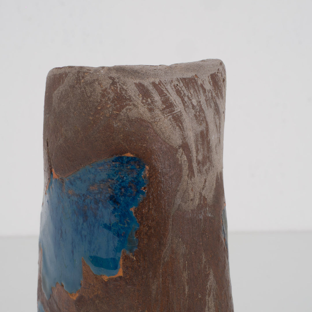Handgemaakt keramisch vaasje – bruin met blauw geglazuurd blad – gesigneerd – 6 x 5,5 x 15 cm