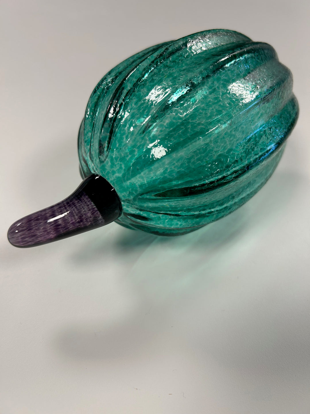 Kosta Boda glass art – Green pumpkin (model 98918) by Gunnel Sahlin