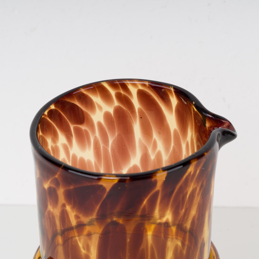 Glazen schenkkan in bruin schildpadmotief