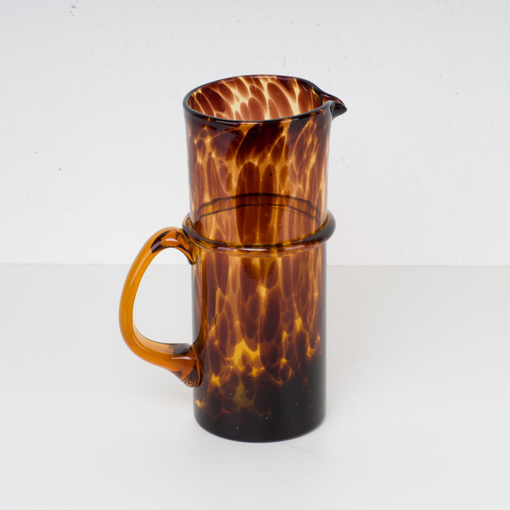 Glazen schenkkan in bruin schildpadmotief