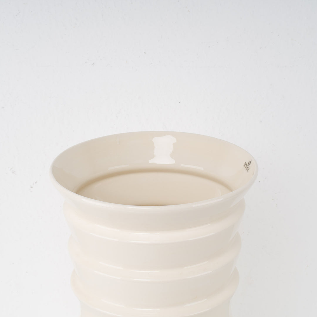 Royal Boch Siervaas in Ivoorkleurige Keramiek / 25,5x25,5x40 cm