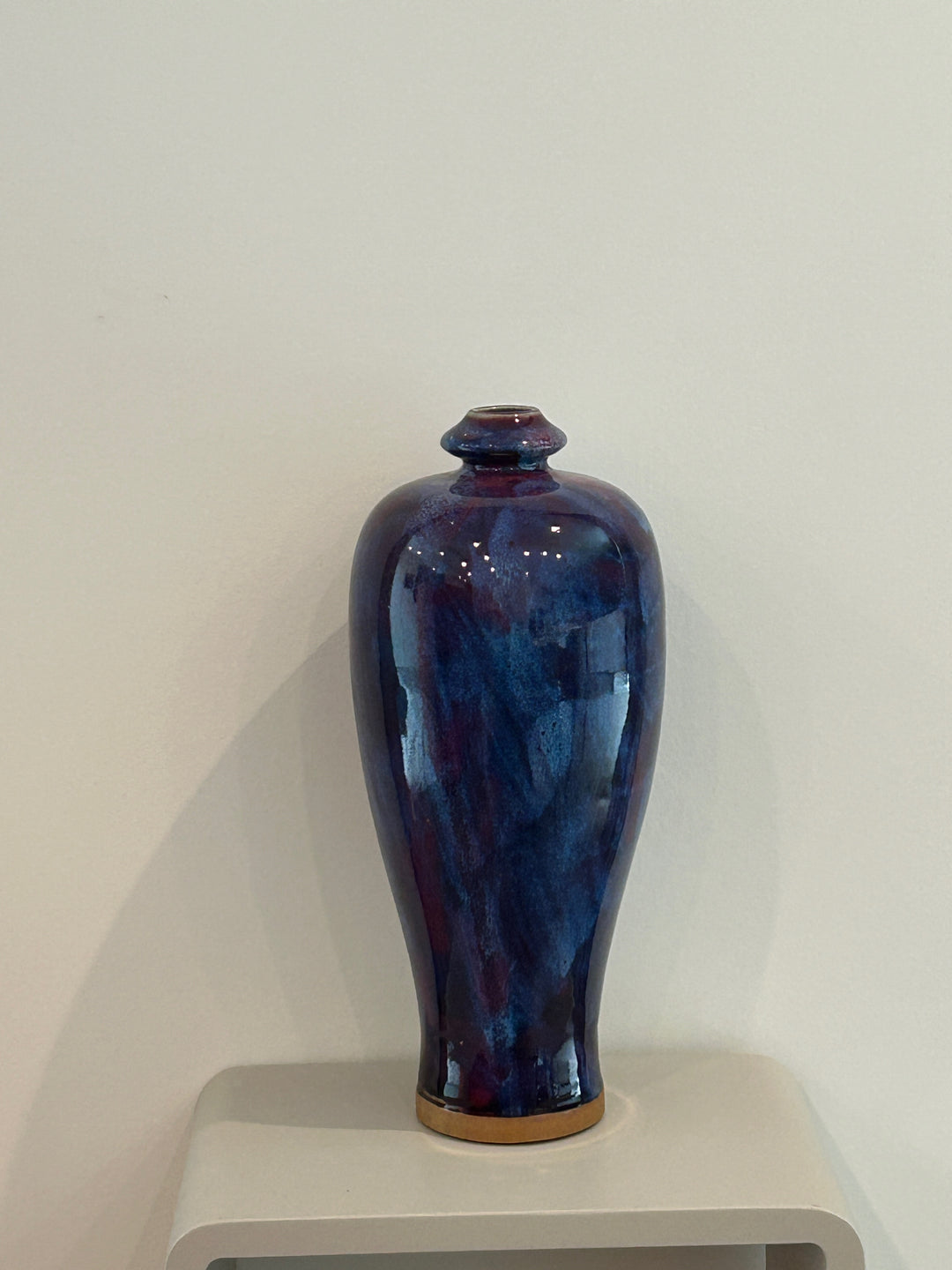 Grote handgemaakte keramische vaas in diepblauw & aubergine – 14 x 14 x 35 cm