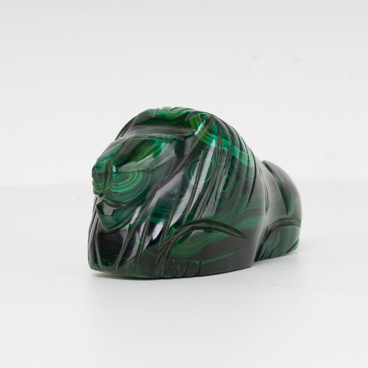 Groene leeuw in malachiet – handgeslepen sculptuur – 11,5 x 5,5 x 5,5 cm