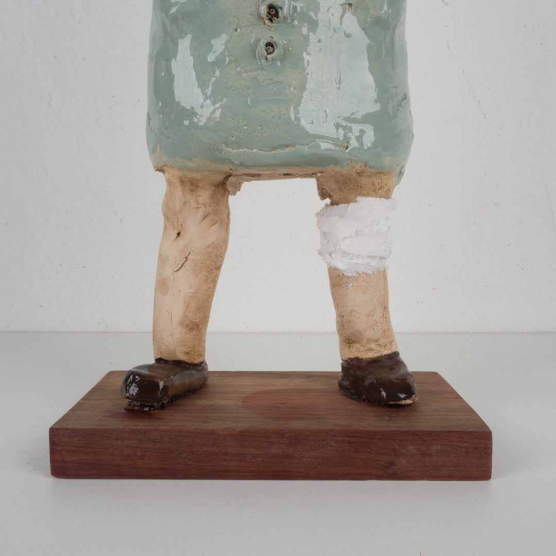 Handgemaakt keramieken beeld – Zieke man met verband