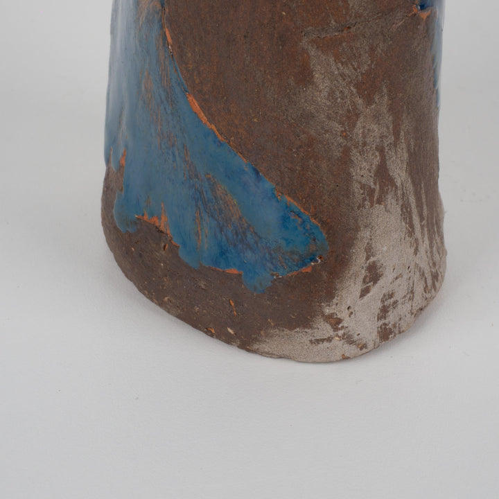 Handgemaakt keramisch vaasje – bruin met blauw geglazuurd blad – gesigneerd – 6 x 5,5 x 15 cm
