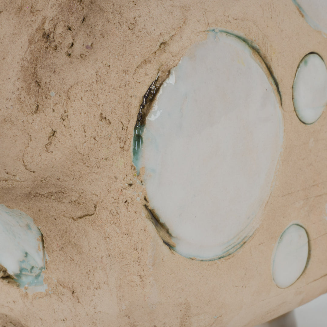 Handgemaakt ludiek keramieken beeldje – Koe met geel vogeltje