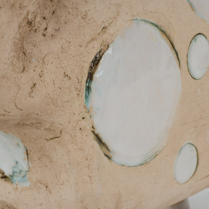 Handgemaakt ludiek keramieken beeldje – Koe met geel vogeltje