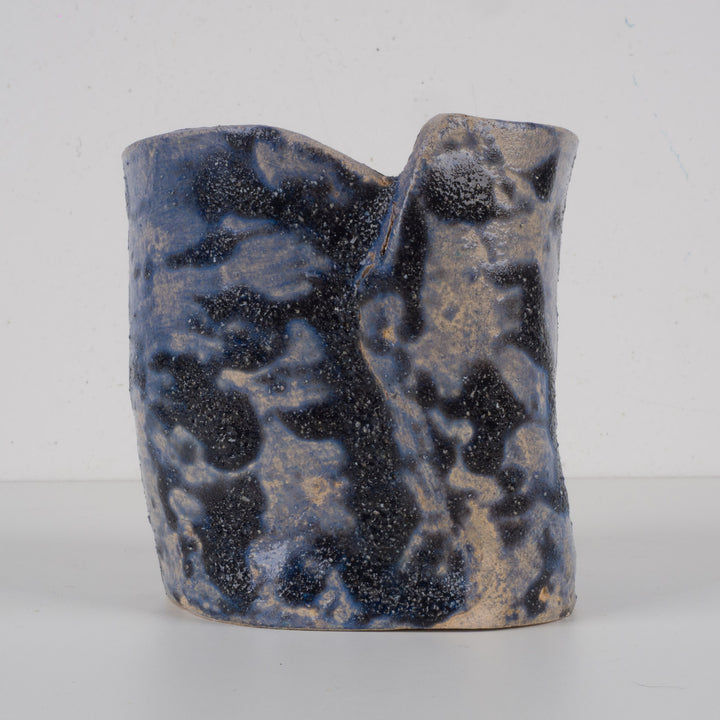 Blauw keramisch potje met bladmotief – Handgemaakt en gesigneerd – 15x13x13 cm