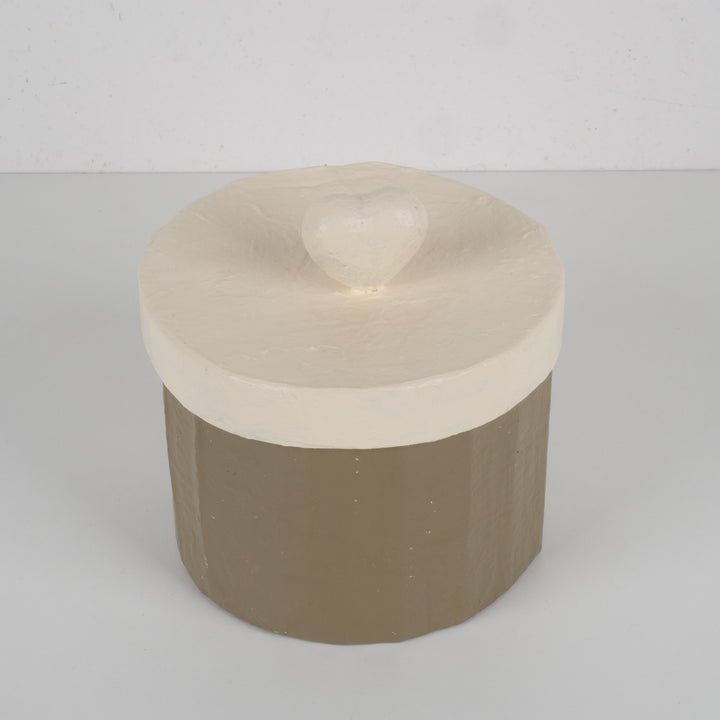 Handgemaakt dekselpotje in papier-maché met hart – Beige & Greige – Sociale creatie