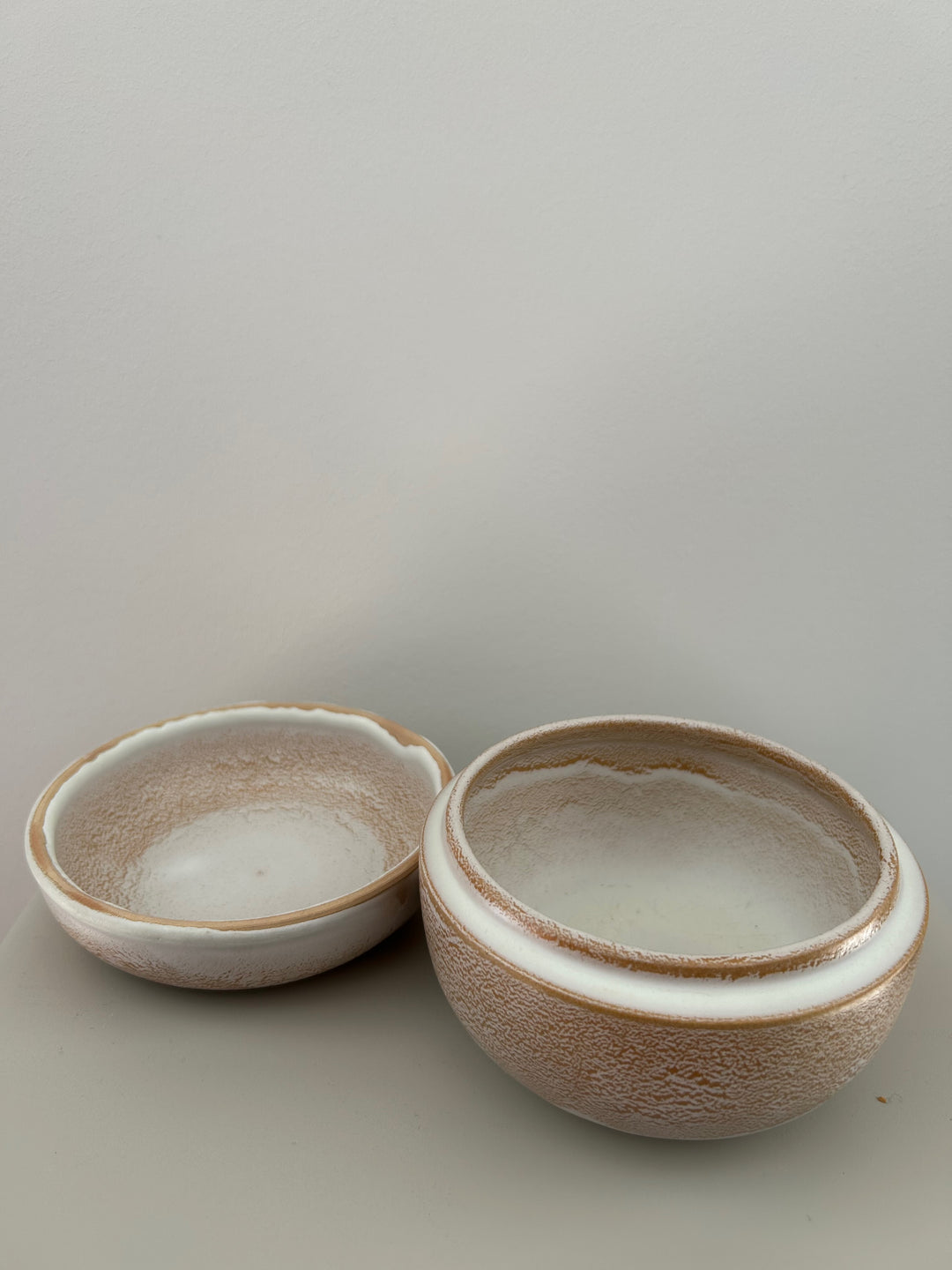 Handgemaakt keramisch dekselpotje in wit & zandkleur – Gesigneerd 1 B14 - 12x12x9cm