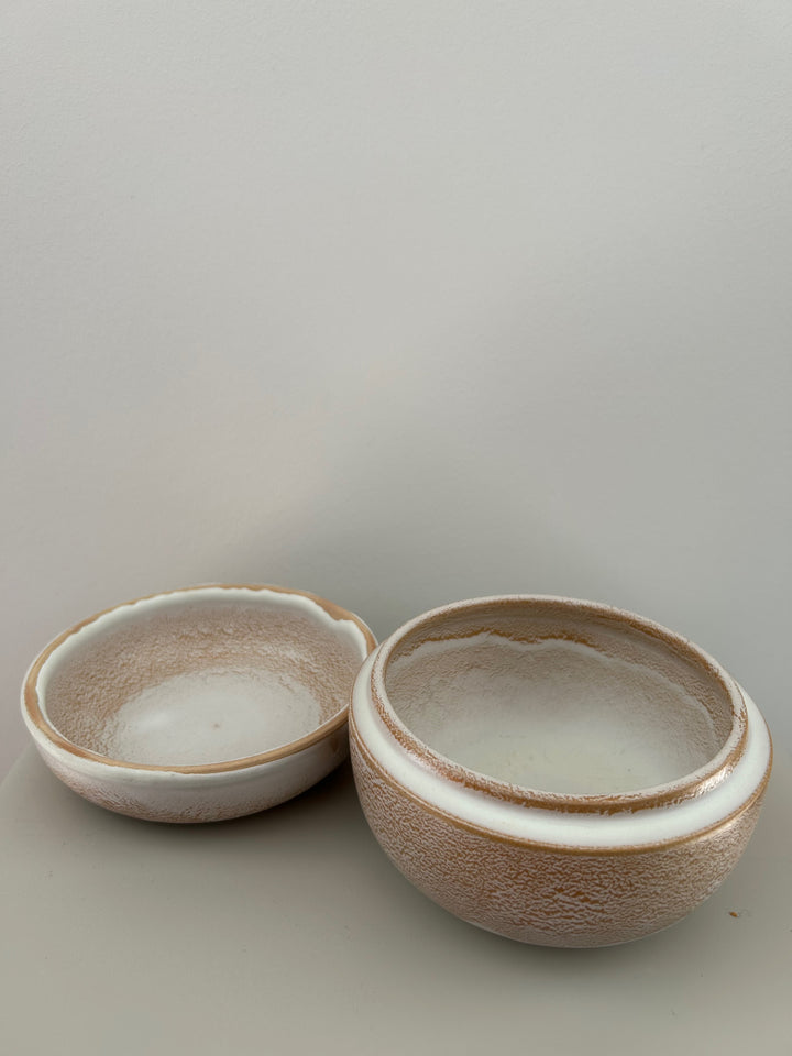 Handgemaakt keramisch dekselpotje in wit & zandkleur – Gesigneerd 1 B14 - 12x12x9cm