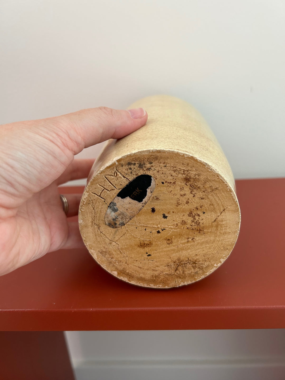 Stilte in Vorm – Beige handgemaakte Keramische Vaas (gesigneerd HM) - 19cm hoog