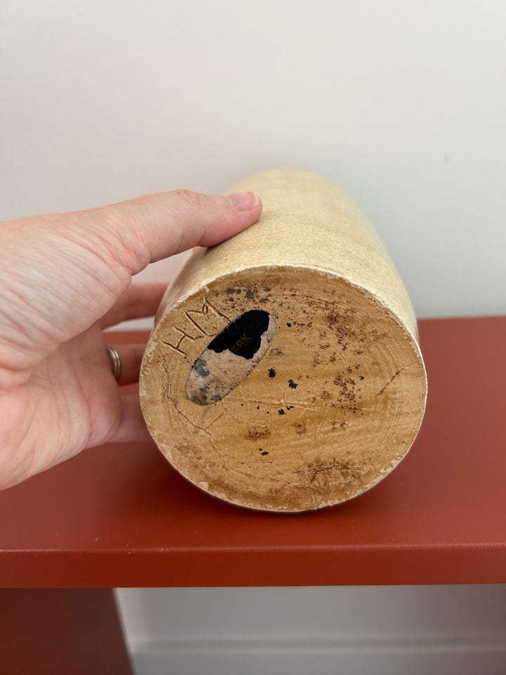 Stilte in Vorm – Beige handgemaakte Keramische Vaas (gesigneerd HM) - 19cm hoog