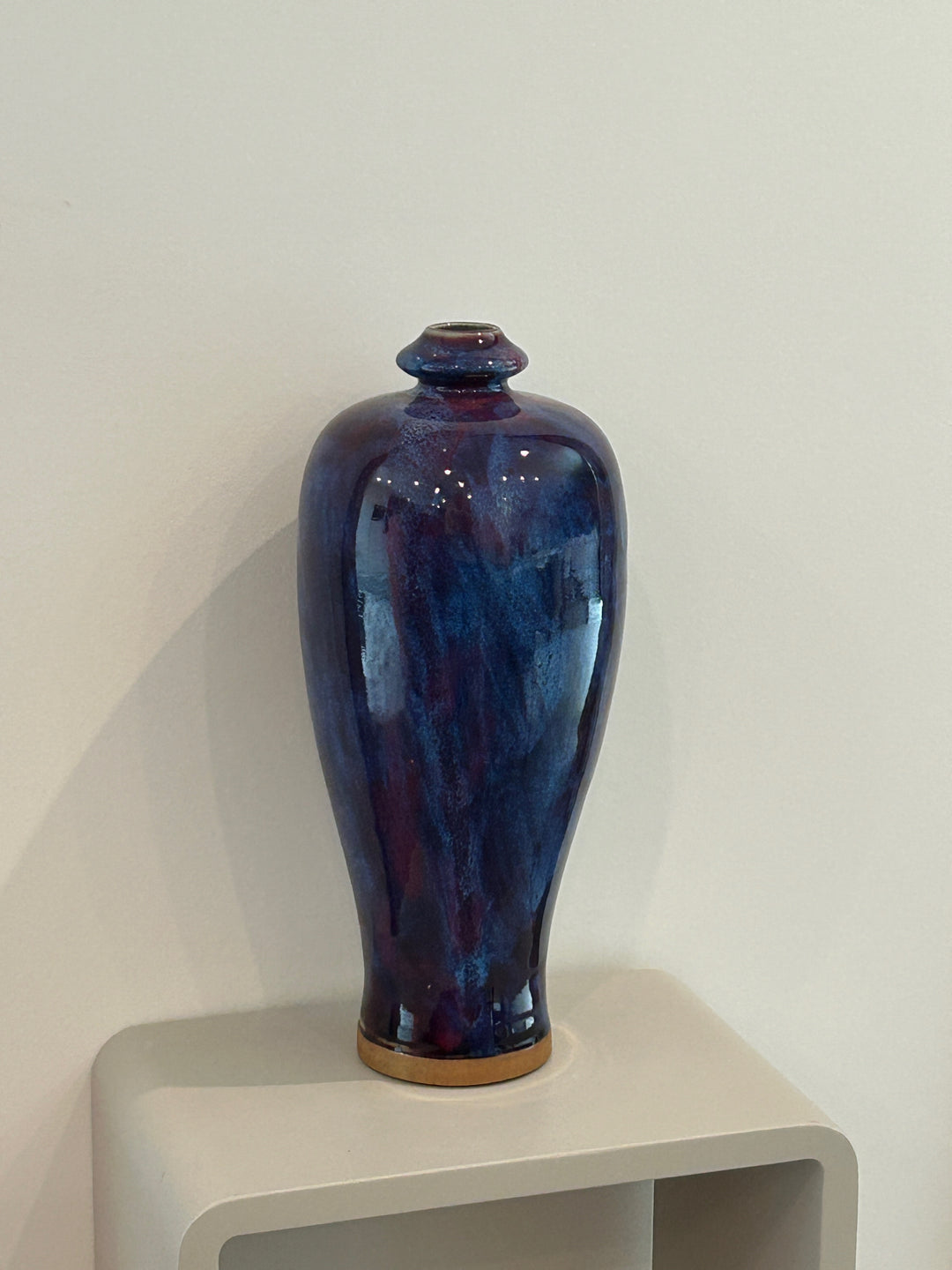 Grote handgemaakte keramische vaas in diepblauw & aubergine – 14 x 14 x 35 cm
