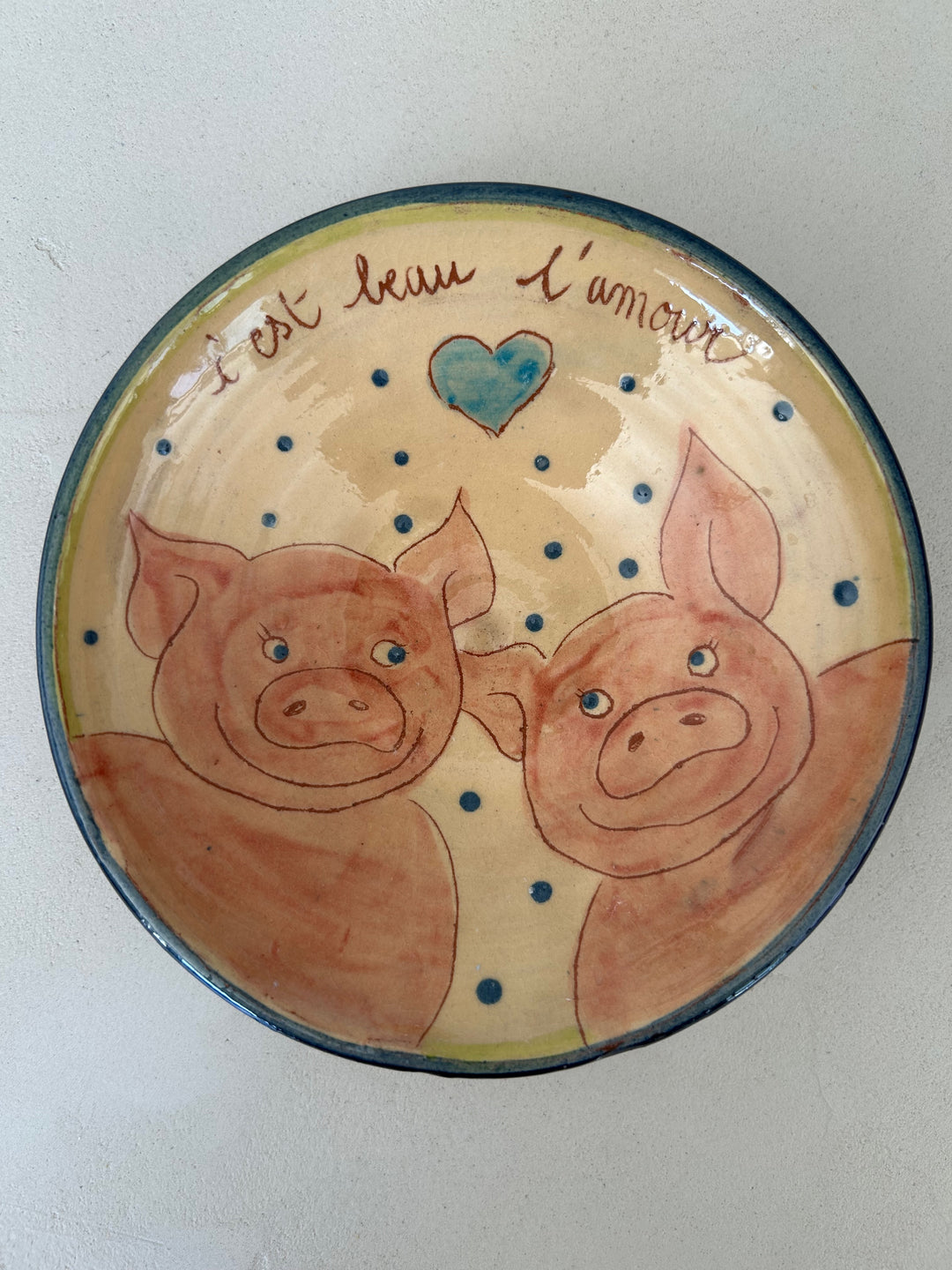 Handgemaakt geglazuurd keramisch bord “C’est beau l’amour” / 19,5 x 19,5 x 5,5 cm