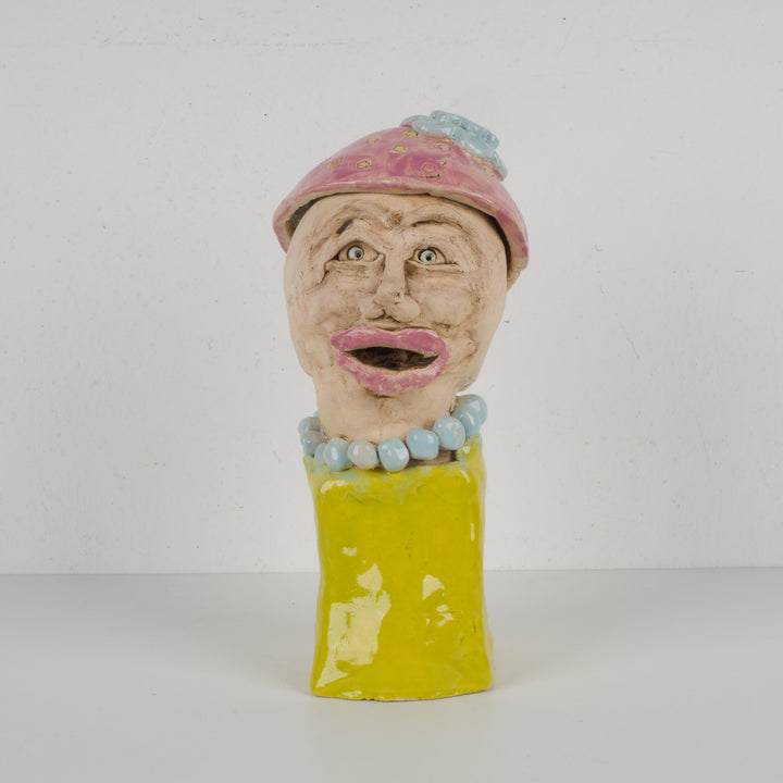 Handgemaakt beeld van een vrouw – lichtgroen geglazuurd, met sociaal engagement