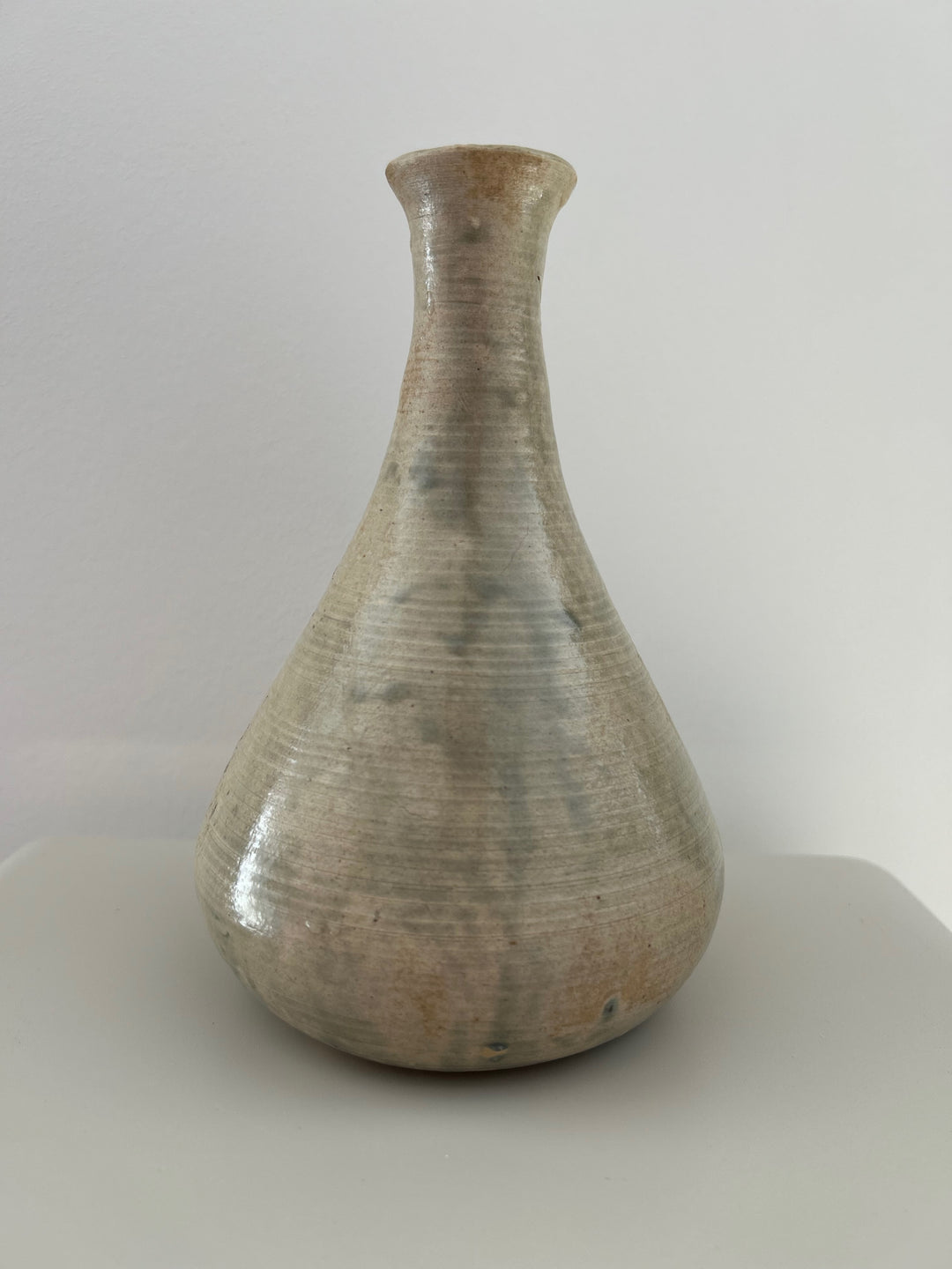 Fluistering in Greige – Handgemaakt Keramisch Vaasje met Zachte Groene Wolking / 12 x 12 x 19 cm