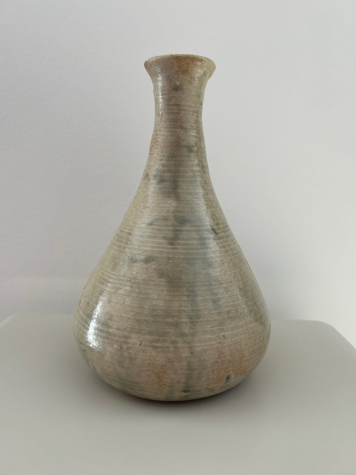 Fluistering in Greige – Handgemaakt Keramisch Vaasje met Zachte Groene Wolking / 12 x 12 x 19 cm