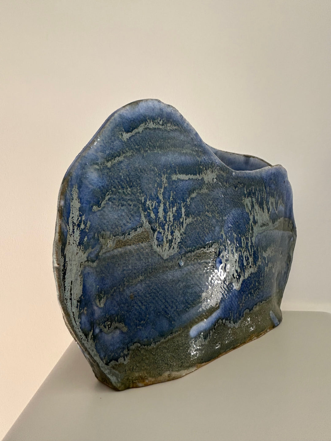 Blauwe Horizon – handgemaakte keramische vaas met een ziel - 30 x 4 x 21 cm