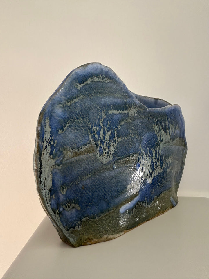 Blauwe Horizon – handgemaakte keramische vaas met een ziel - 30 x 4 x 21 cm