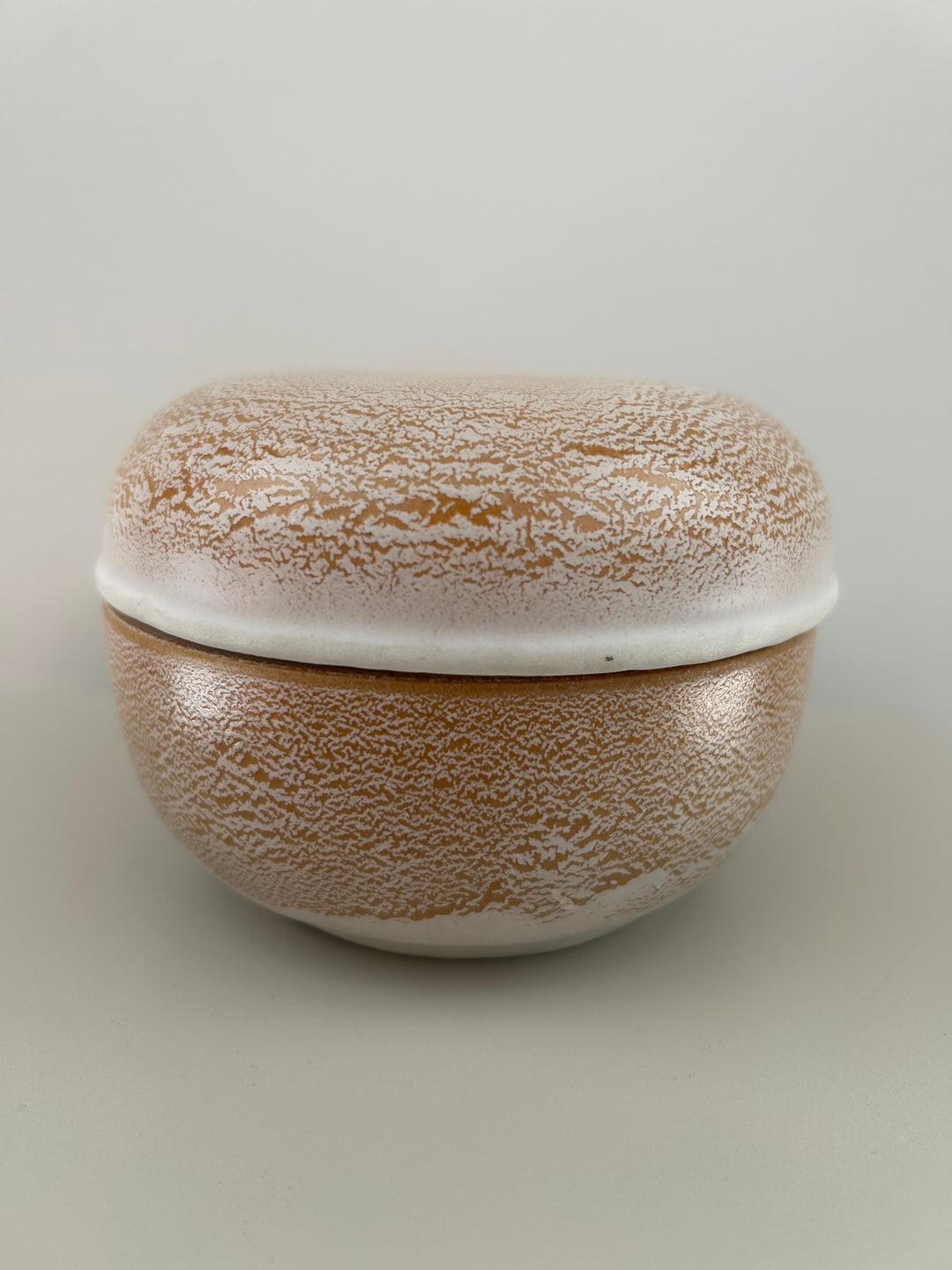 Handgemaakt keramisch dekselpotje in wit & zandkleur – Gesigneerd 1 B14 - 12x12x9cm