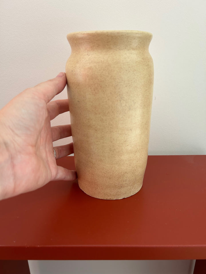 Stilte in Vorm – Beige handgemaakte Keramische Vaas (gesigneerd HM) - 19cm hoog