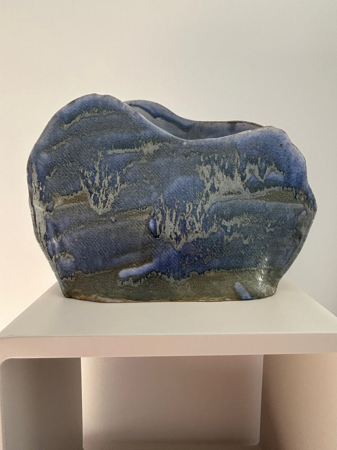 Blauwe Horizon – handgemaakte keramische vaas met een ziel - 30 x 4 x 21 cm